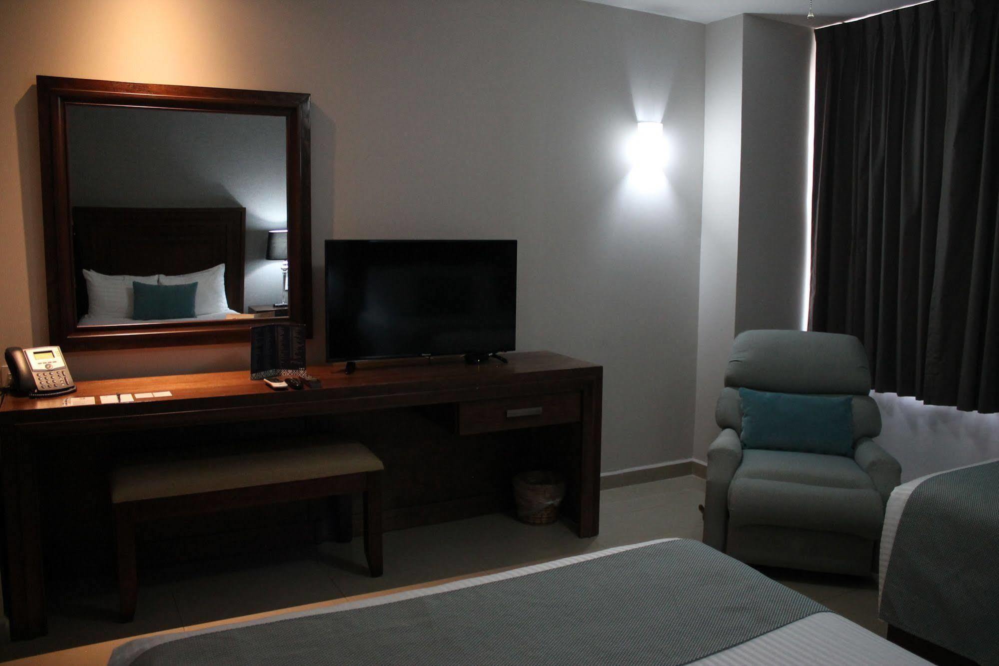 Hotel Suites Mexico Plaza Leon Campestre Exterior foto